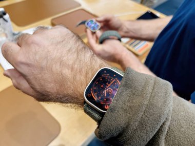 Paris, Fransa - 23 Eylül 2022: Apple Watch Ultra 'nın Apple Store' daki ilk satışında, dayanıklı sporlar, seçkin sporcular, öncü sporcular ve macera için tasarlanmış yeni titanyum Apple Watch Ultra 'nın açılışı