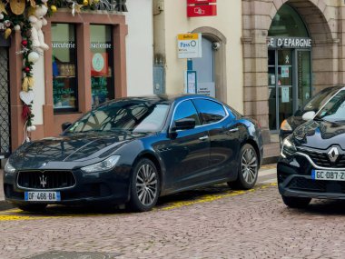 Obernai, Fransa - 26 Aralık 2023: Maserati ve Renault arabalarıyla süslenmiş ve sokaklara zarafet ve stil katan Obernay şehri.
