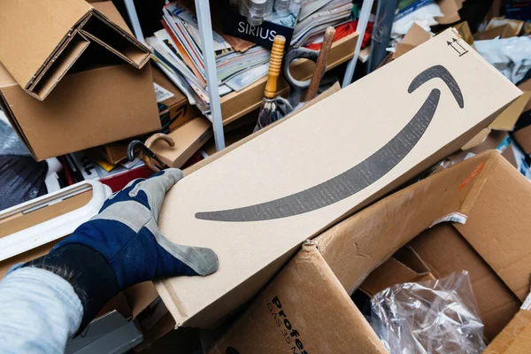 Bremen Tyskland Dec 2023 Man Hand Hämtar Amazon Prime Paket — Stockfoto