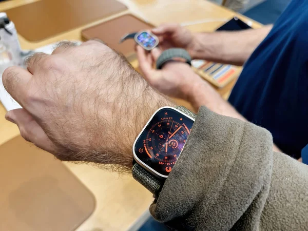 Paris, Fransa - 23 Eylül 2022: Apple Watch Ultra 'nın Apple Store' daki ilk satışında, dayanıklı sporlar, seçkin sporcular, öncü sporcular ve macera için tasarlanmış yeni titanyum Apple Watch Ultra 'nın açılışı