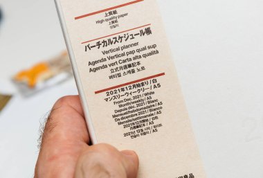 Bremen, Almanya 10 Aralık 2023: Japon bir dikey planlayıcıyı birden fazla dilde ürün özellikleri içeren yüksek kaliteli Japon kağıdından elde etmek. Kişisel organizasyon için mükemmel.