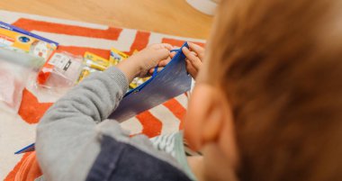 Paris, Fransa - 1. Sezon 2023: Merakla, yeni yürümeye başlayan bir çocuk, ilerideki öğrenme yolculuğu için coşku ve heyecanla okula hazırlanıyor..