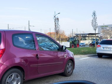 Kehl, Almanya - 9 Ocak 2024: Hava görüntüsü, daha yeşil tarım politikalarını protesto etmek amacıyla traktörlerin bir Alman kentindeki yolları kapatmasının yol açtığı trafik sıkışıklığından yavaş giden trafiği yakaladı