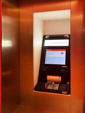 Frankfurt, Almanya - 13 Ocak 2024: Sparkasse Hanauerland ATM 'si çarpıcı bir kırmızıya boyanmış çelik duvarlarla çevrili, cesur ve güvenli bir ortam yaratıyor..