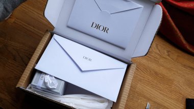 Paris, Fransa - 5 Haziran 2020: Christian Dior paketini aç, içinde zarif ve samimi bir mesaj içeren bir zarf bulunan, iyi hazırlanmış bir mücevher kutusunu ortaya çıkar.
