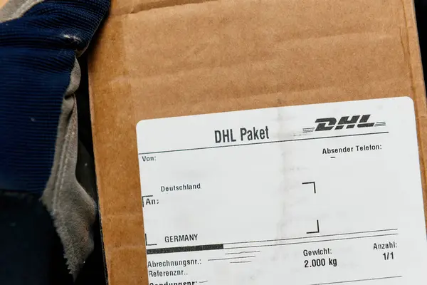 Bremen Deutschland Dezember 2023 Ein Dhl Paketaufkleber Zeigt Den Paketpünktlichkeitstext — Stockfoto