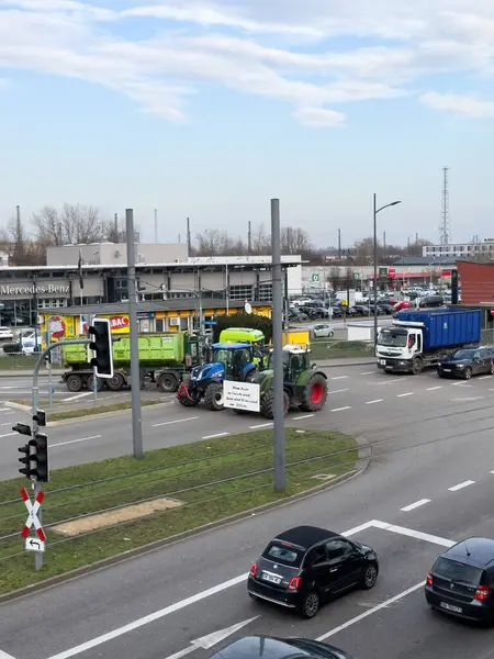 キール ドイツ 2024年1月9日 空中視点は 緑の農業政策に対する抗議の一環として ドイツの都市で道路を閉鎖するトラクターのシーンをキャプチャします ストック画像