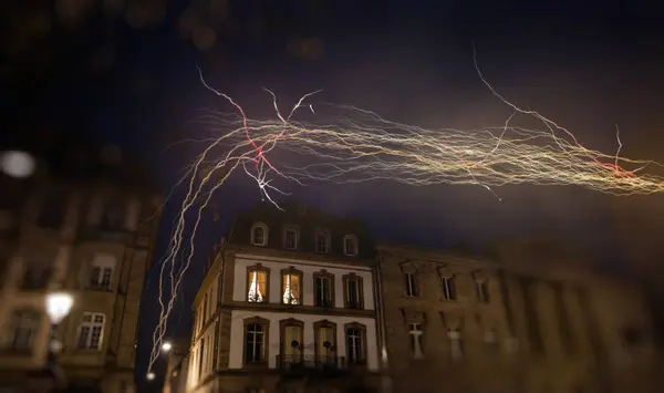 类似数据传输线路的天线阵闪电在一座历史建筑上盘旋 象征着城市夜晚互联网速度的脉动 — 图库照片
