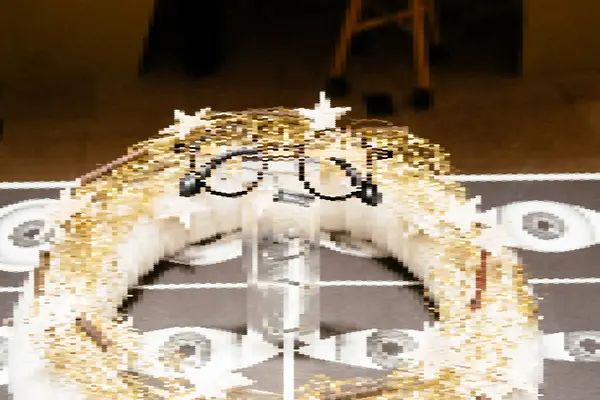 Close Uma Coroa Ouro Branco Luxuoso Adornado Com Óculos Elegantes — Fotografia de Stock