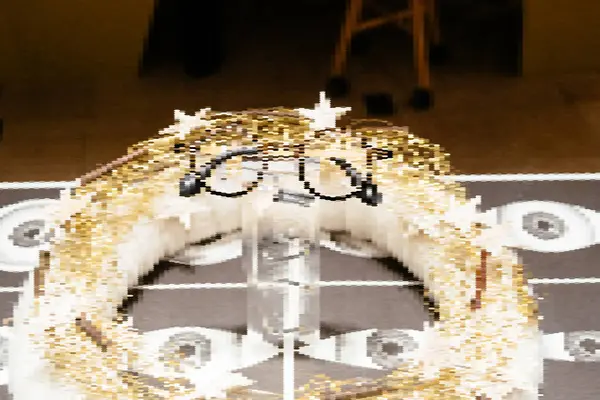 세련된 안경으로 고급스러운 금색과 화환의 클로즈업 독특하고 우아한 디스플레이를 만드는 스톡 사진