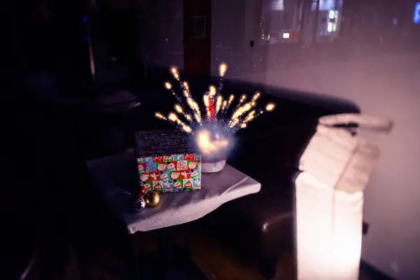 어두운 방에있는 상자는 불꽃의 폭발을 크리스마스 축하에 마법의 폭발에 로열티 프리 스톡 사진