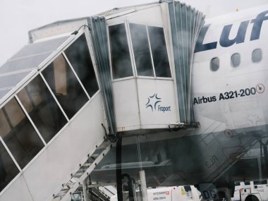 Frankfurt, Almanya - 4 Mayıs 2019: Bir Lufthansa Airbus A321 havaalanı kapısına bir jet köprüsü yanaştı.