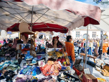 Strasbourg, Fransa - 15 Haziran 2019: Kalabalık bir pazarın ortasında, Festivalin geçit töreni Strasbourg 'dan geçerken bir birlik anı parlıyor.