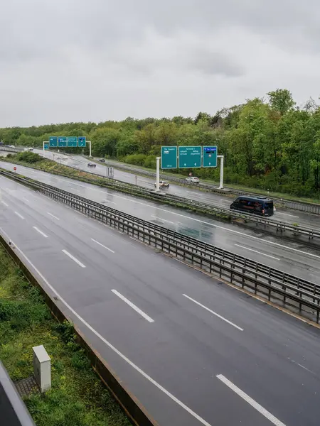 Frankfurt Germany May 2019 Damp Highway Few Cars Bordered Greenery — Stock Photo, Image