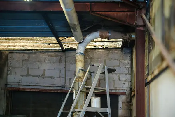 Transformando Uma Escada Fábrica Negligenciada Com Tubos Desgastados Isolamento Inadequado — Fotografia de Stock