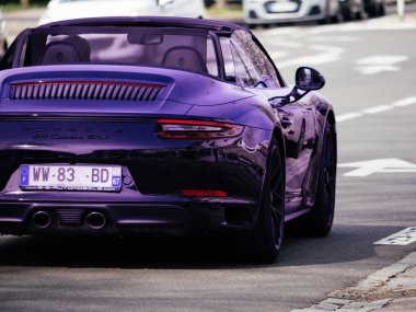 Haguenau, Fransa - 20 Mar 2024: Mor bir Porsche 911 Carrera GTS, Haguenau sokaklarında lüks ve performans sergiliyor