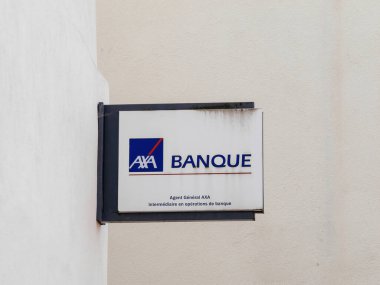 Haguenau, Fransa - 20 Mar 2024: Fransa 'nın Haguenau kentinde bir binanın yan tarafında bulunan Axa bankası