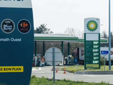 Haguenau, Fransa - 20 Mar 2024: Fransa 'nın Haguenau kentindeki bir BP benzin istasyonu, hizmet alanının bir zeminine karşı kurşunsuz ve dizel de dahil olmak üzere akaryakıt fiyatlarını gösteriyor