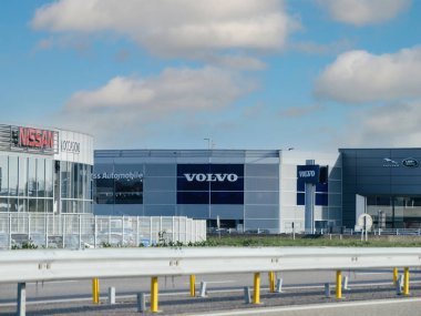 Strasbourg, Fransa - 20 Mar 2024: Otoyoldan bir Fransız şehrinde Volvo, Nissan ve Jaguar Land Rover galerileri görülebilir olup, kentlere karşı çeşitli otomotiv seçenekleri sunmaktadır.