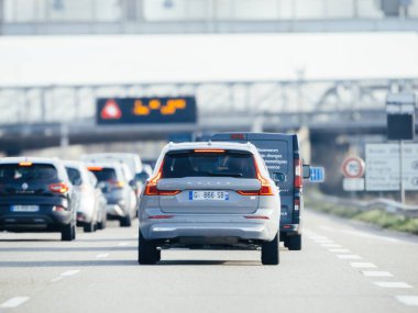 Strasbourg, Fransa - 20-2024 yılları arasında çeşitli araçlarla dolu hareketli bir cadde - akışkan hareket, canlı bir atmosfer yaratmak.