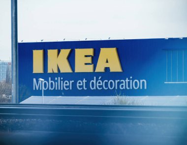Strasbourg, Fransa - 20 Mar 2024: Bir binanın yan tarafında belirgin bir şekilde IKEA sözcüğünü taşıyan büyük bir mavi tabela.