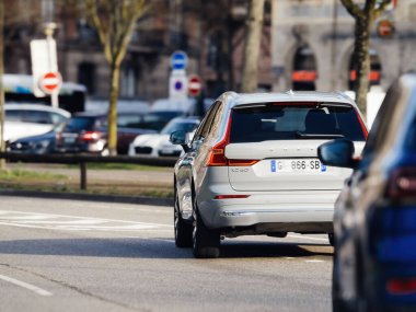 Strasbourg, Fransa - 20 Mar 2024: Bir Champagne Silver Volvo XC60 SUV, zarafet ve hareketin özdeşleştirildiği arka planda yola hükmediyor