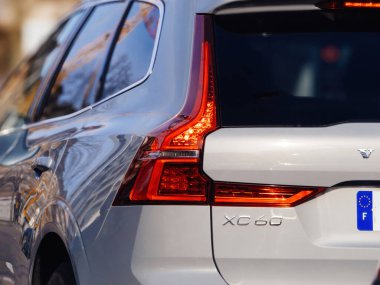 Strasbourg, Fransa - 20-2024 arası: Arkaplan üzerine sığ bir odak noktasıyla, bir Volvo XC60 SUV 'un dikiz görüntüsü pırıl pırıl ve sofistike