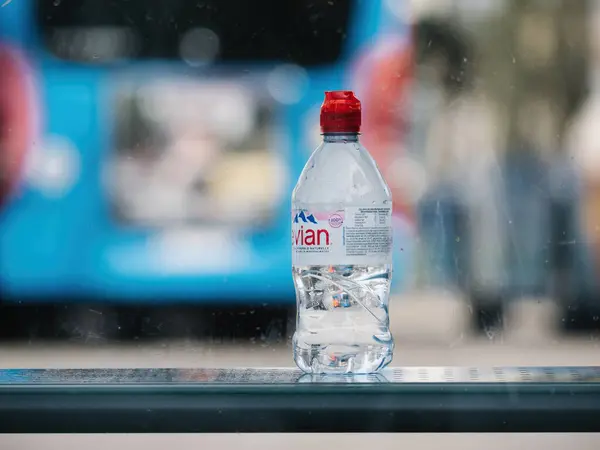 Haguenau Frankreich März 2024 Eine Flasche Evain Wasser Wird Auf — Stockfoto