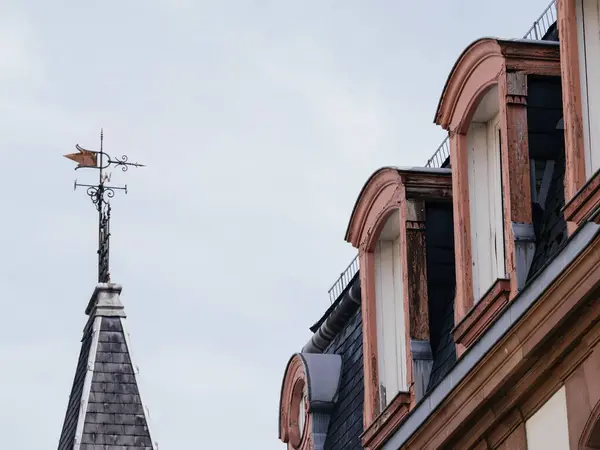 Tall Building Pointed Steeple Reaching Sky Topped Weather Vane Spinning — Stock Photo, Image