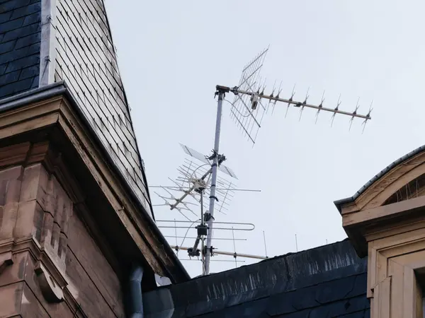 Towering Antenna Mounted Rooftop Building Casting Commanding Presence Sky — Stock Photo, Image
