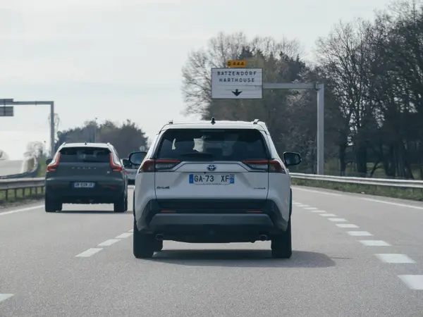 Haguenau Francja Marca 2024 Linia Pojazdów Tym Volvo Suv Autostradzie — Zdjęcie stockowe