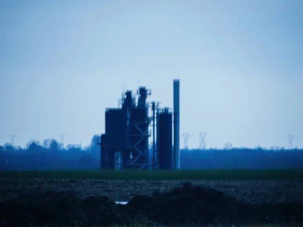 Fabryka Dymem Wydobywającym Się Stosów Przedstawiająca Działalność Przemysłową Zanieczyszczenia — Zdjęcie stockowe