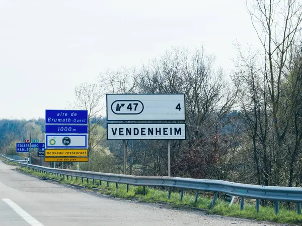 Autostrada Prowadzi Brumath Ouest Vendenheim Francji Panelem Informacyjnym Dla Stacji — Zdjęcie stockowe
