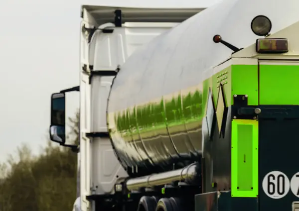 Detailed View Truck Carrying Massive Tanker Its Back Emphasizing Vehicles — Stock Photo, Image
