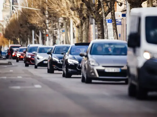 Długa Linia Samochodów Rozciąga Się Wzdłuż Ruchliwej Ulicy Miejskiej Powodując — Zdjęcie stockowe