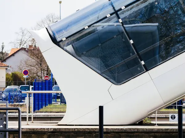 Haguenau França Mar 2024 Uma Grande Entrada Túnel Porta Branca Fotos De Bancos De Imagens