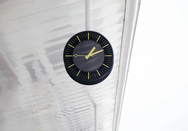 시계는 건물의 천장에서 번화한 시간을 기차역 스톡 사진