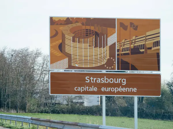 Znak Turystyczny Pobliżu Autostrady Wskazuje Strasburg Stolicę Europy Obok Kultowego Obraz Stockowy