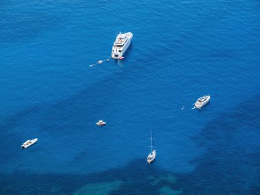 Sa Forada, Mallorca İspanya yakınlarındaki suda yüzen birkaç teknenin havadan görünüşü insanları rahatlatıyor.