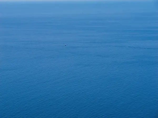 Helicóptero Privado Lujo Cierne Sobre Mar Mediterráneo Mostrando Las Aguas — Foto de Stock