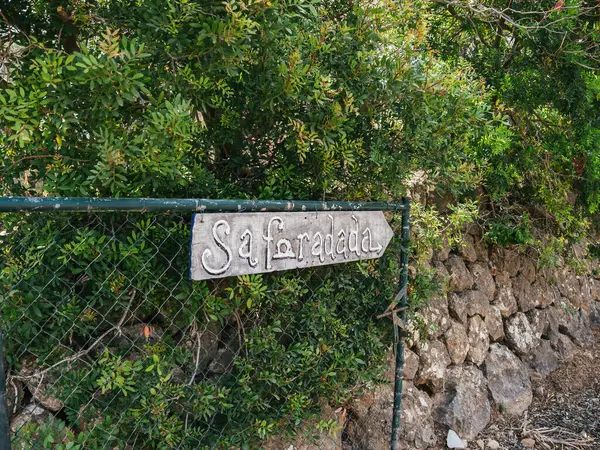 Rustic Handmade Sign Reading Forada Mounted Metal Fence Lush Greenery — Stock Photo, Image