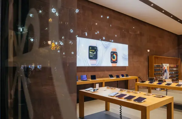 2023年12月23日 法国斯特拉斯堡 一家空荡荡的苹果商店 展示一种现代而整洁的设计 最新的科技小玩意整齐地陈列在木制桌子上 — 图库照片