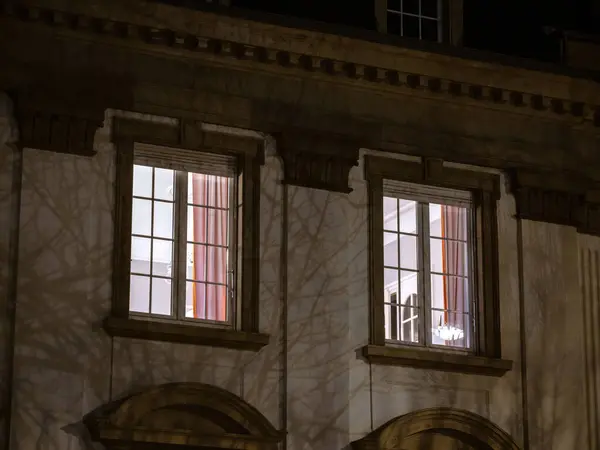 Два Окна Стороны Здания Франции Канун Рождества Лицензионные Стоковые Изображения