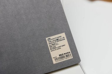 Bremen, Almanya - 10 Aralık 2021: Muji tarafından hazırlanmış düz defter, üstün Japon kağıt kalitesi sergiliyor, titiz not almak için mükemmel