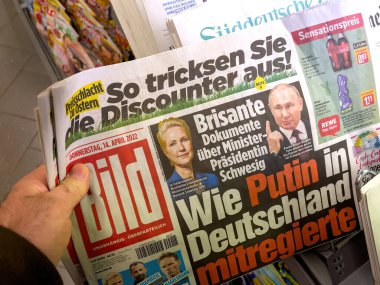Frankfurt, Almanya - 14 Nisan 2022: Bir kişi, siyasi stratejiler ve tüketici konuları hakkında manşetler içeren Alman Bild gazetesinin bir kopyasını elinde tutuyor