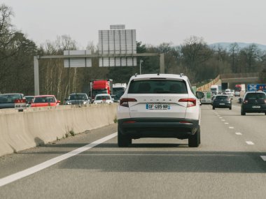 Fransa - 20 Mar 2024: Skoda Caroq SUV 'un Fransız otoyolunda hareketli trafiği yönetmesi, performansını ve adaptasyonunu gözler önüne seriyor