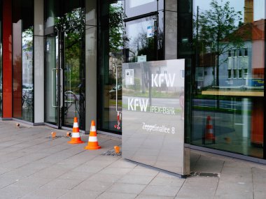 Frankfurt, Almanya - 31 Mart 2024: KFW IPEX Bank 'ın dış cephesi, dışarıya yansıtıcı cam kapılar ve güvenlik konileri yerleştirilmiş,