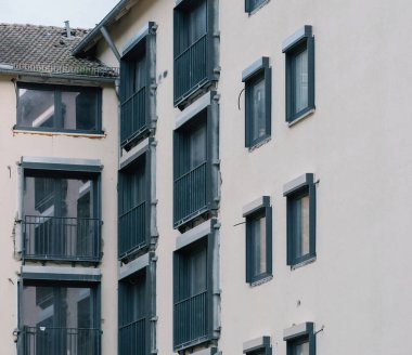 Tadilatın ortasında, bir apartman dairesi izolasyon tesisatı için hazırlanıyor ve işçiler enerji verimliliğinin artırılması ve konforun sağlanması için ön cepheyi titizlikle hazırlıyorlar.