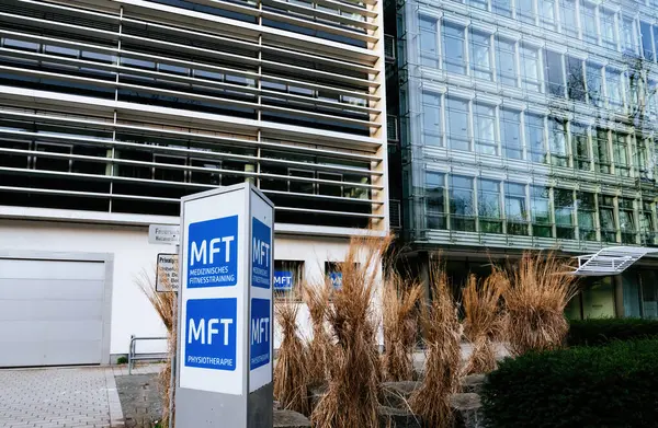Frankfurt Alemania Marzo 2024 Una Señal Para Mft Medizinisches Fitnesstraining Fotos De Stock