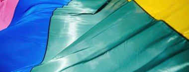 Gurur bayrağının dalgalanmasının yakın çekimi, renkleri berrak bir arkaplana karşı canlı